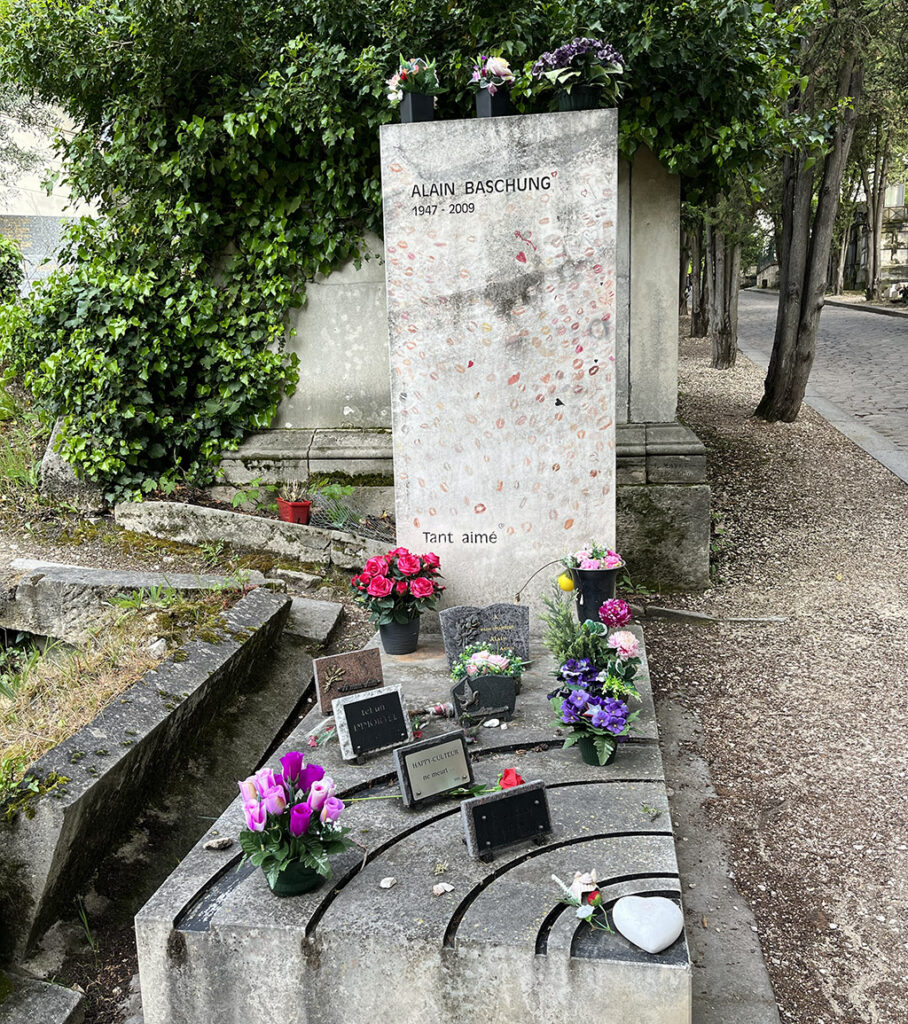 grave of Alain Bashung covered in lipstick kisses