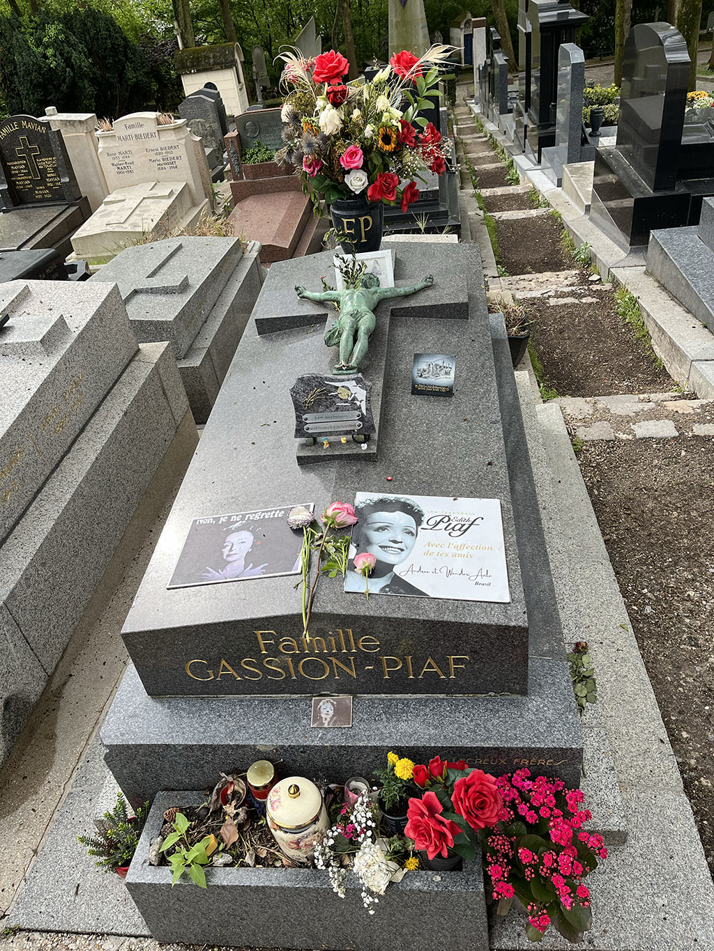 Edith Piaf's grave covered in flowers